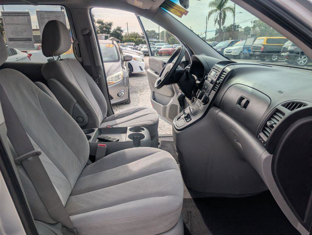 Used 2008 Hyundai Entourage Limited image 16