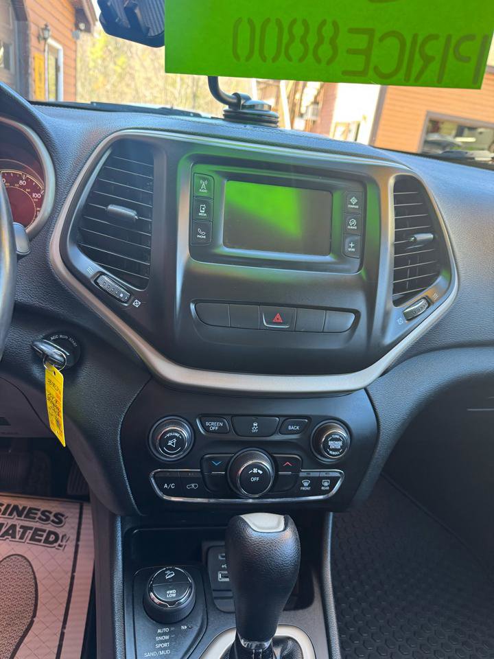 Used 2015 Jeep Cherokee Latitude w/ Cold Weather Group AWD/4WD image 10