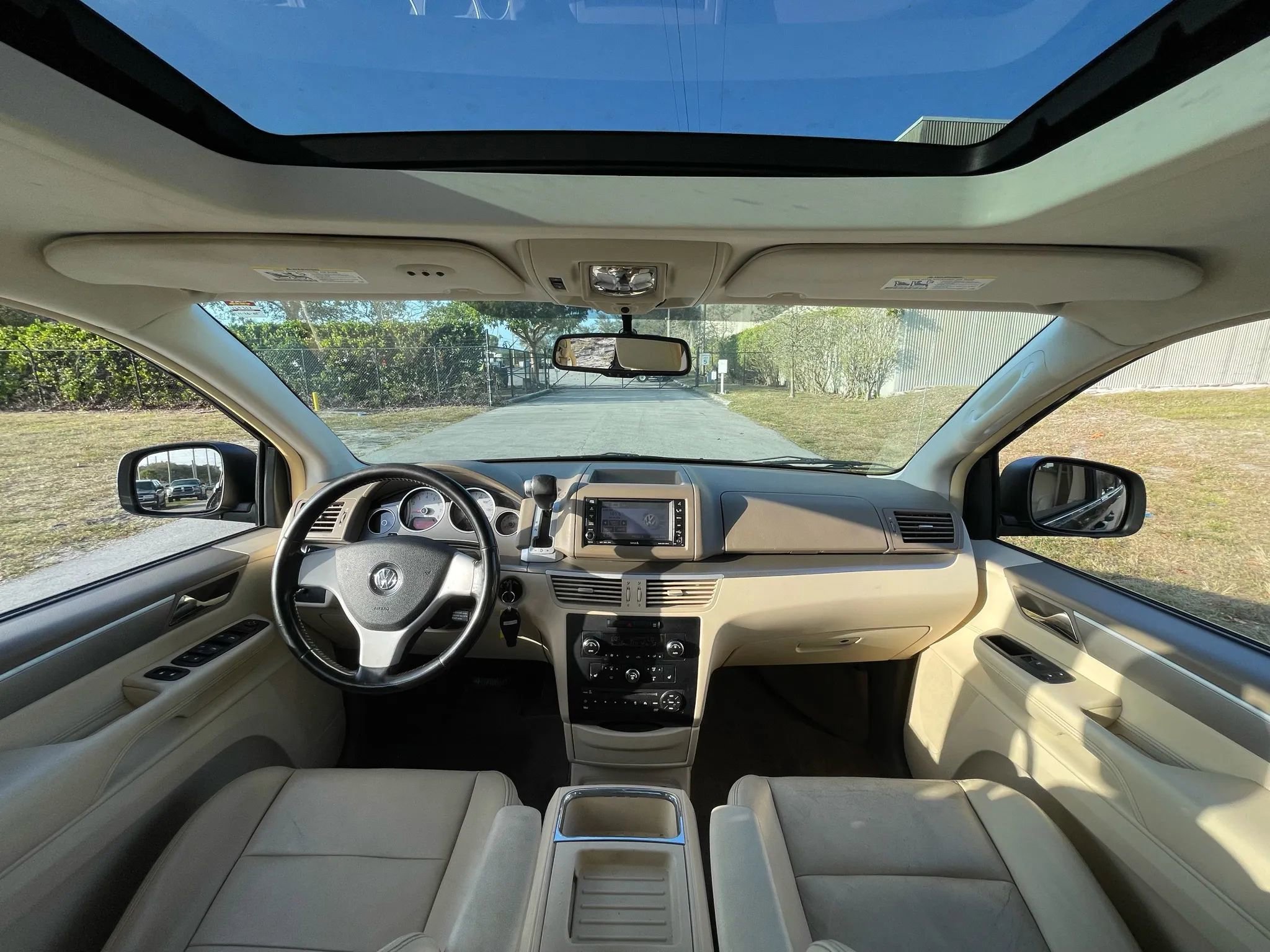 Used 2010 Volkswagen Routan SEL image 15