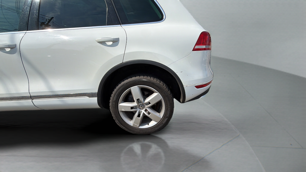 Used 2013 Volkswagen Touareg Sport AWD/4WD image 36