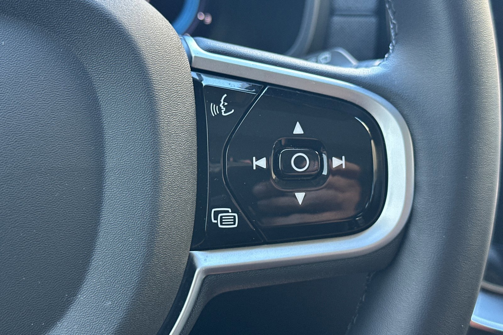 Certified 2025 Volvo XC90 B5 Core w/ Protection Package Premier image 28