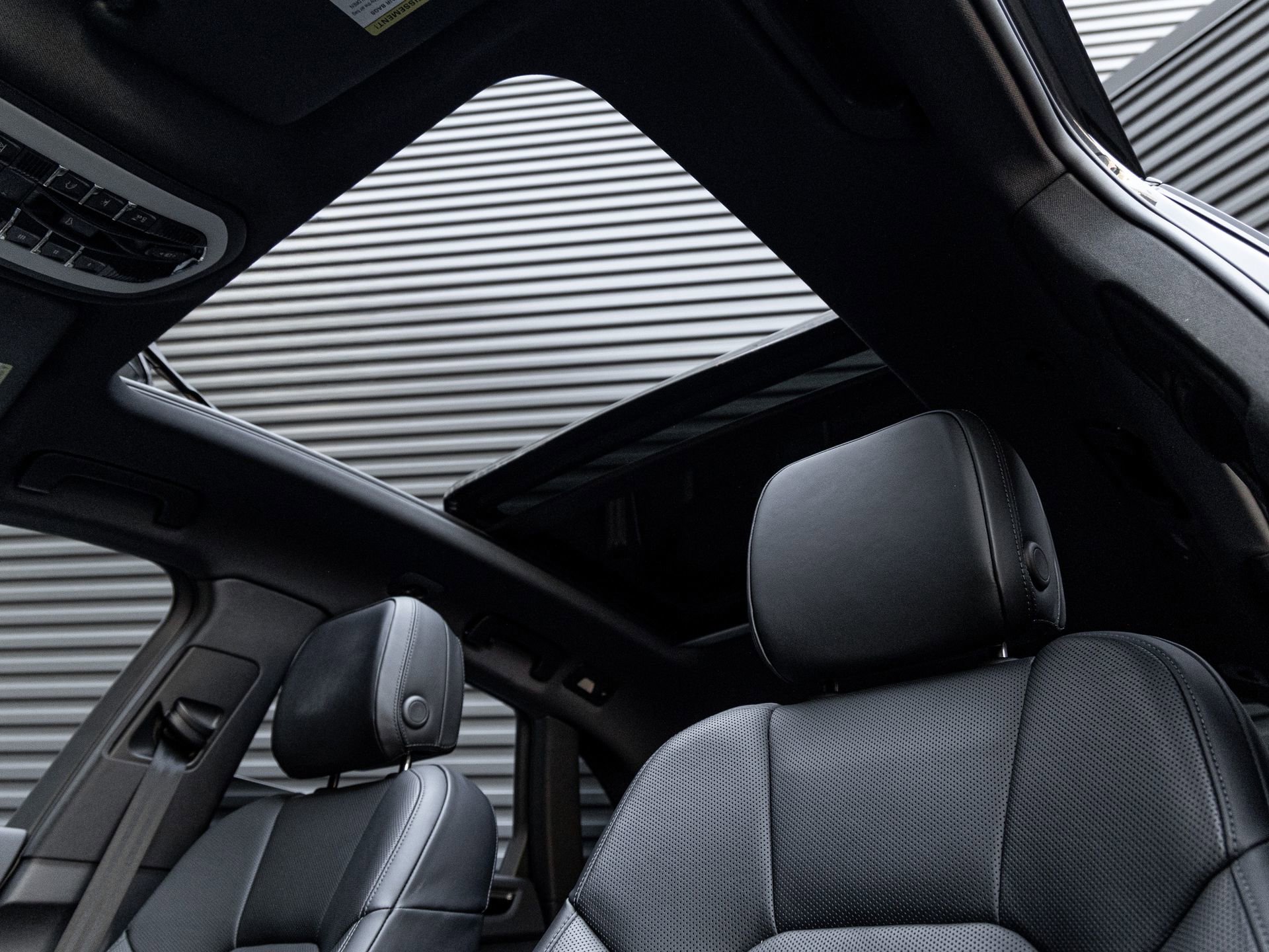 Certified 2025 Porsche Macan AWD/4WD image 14