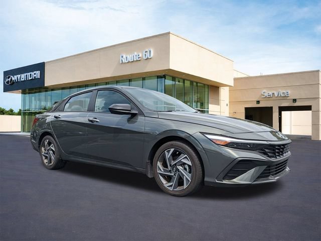 Used 2025 Hyundai Elantra Sport FWD image 2