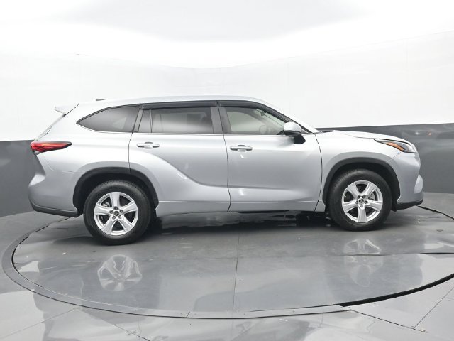 Used 2023 Toyota Highlander L FWD image 2