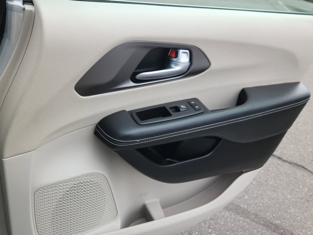 Used 2024 Chrysler Pacifica Touring-L FWD image 12