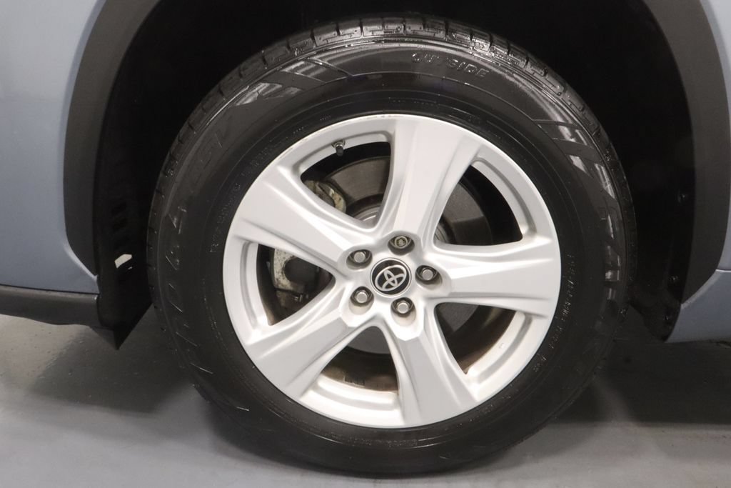 Used 2021 Toyota Highlander LE FWD image 24