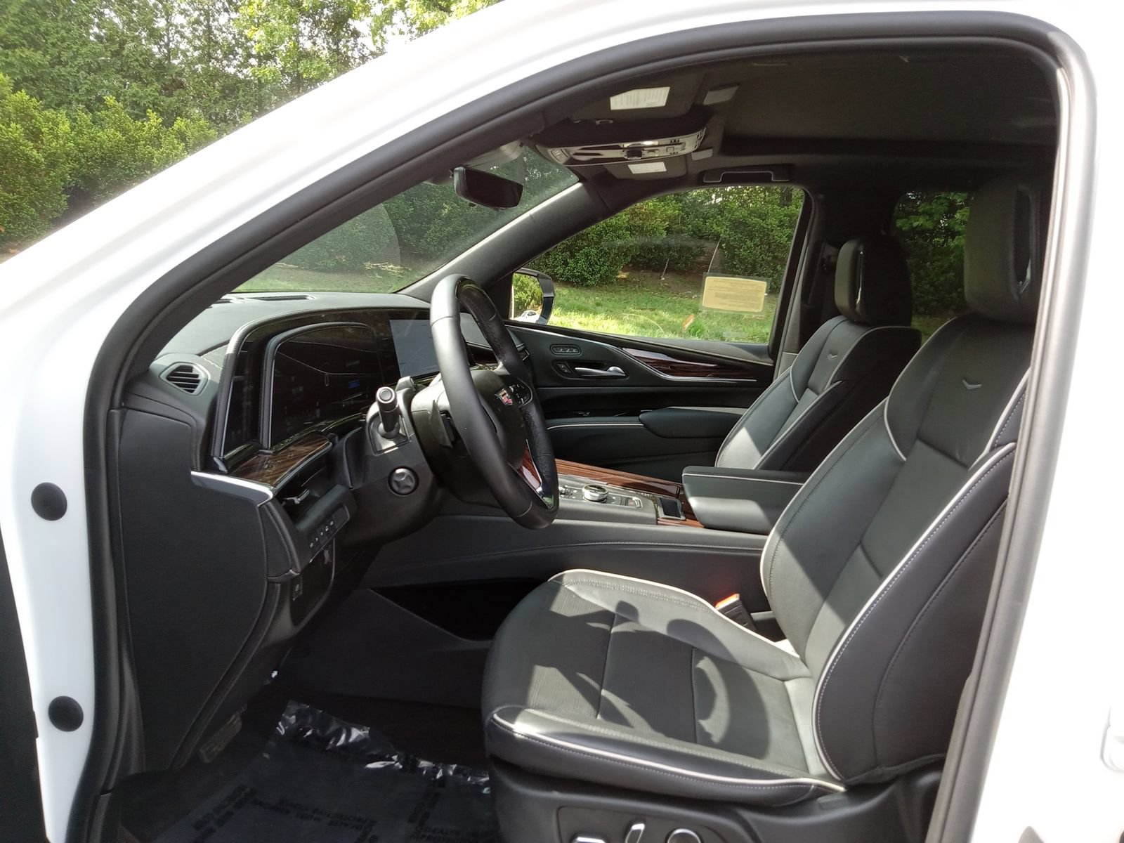 Used 2023 Cadillac Escalade ESV Premium Luxury w/ LPO, Radiant Package AWD/4WD image 11