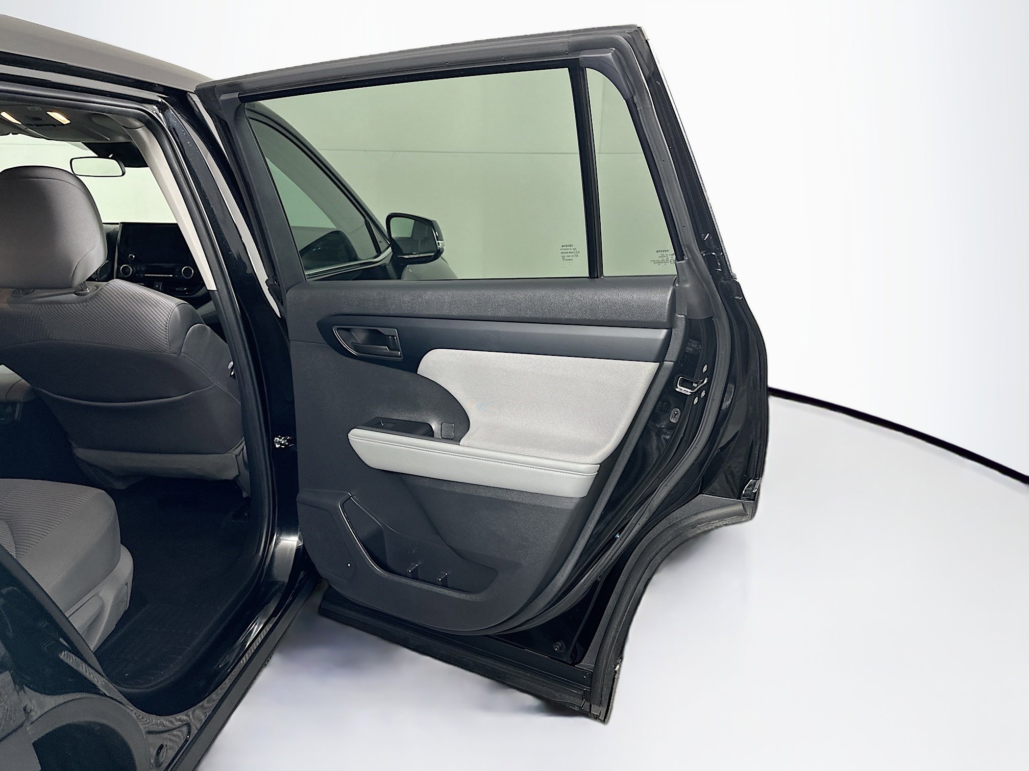 Used 2024 Toyota Highlander LE image 32