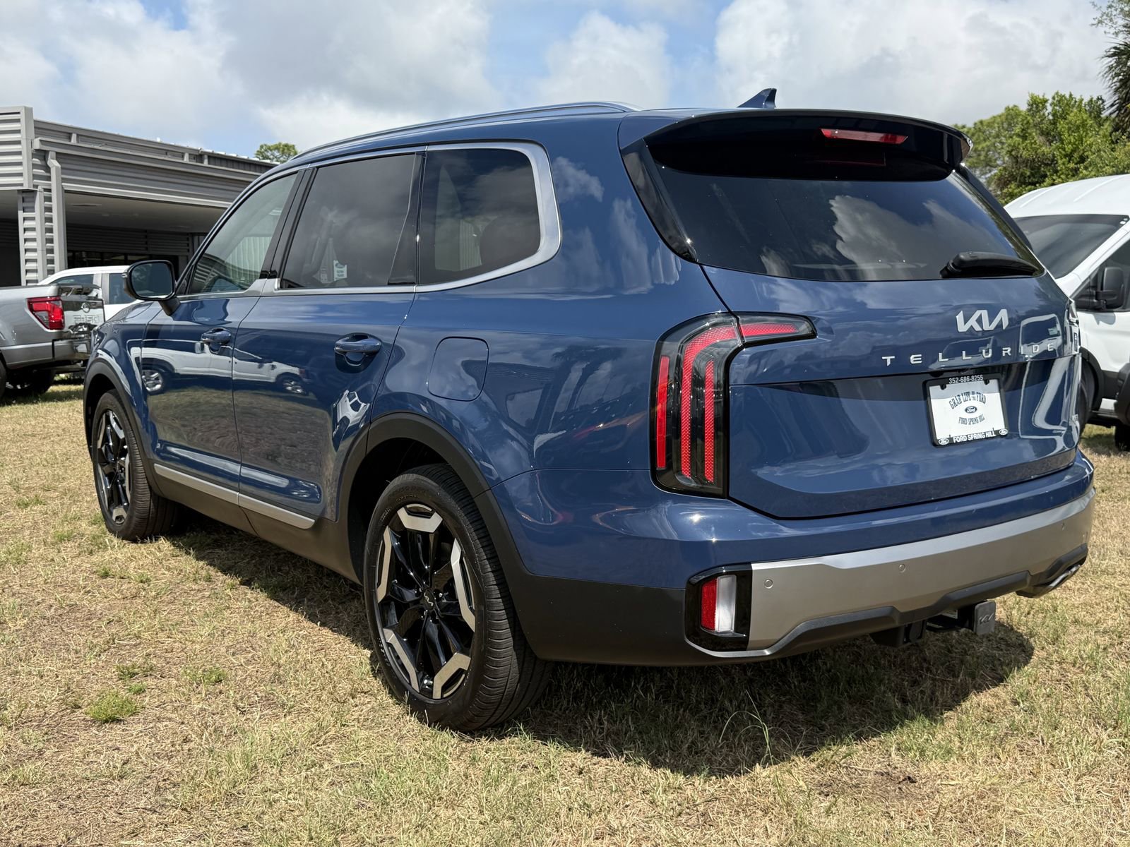 Used 2024 Kia Telluride EX w/ EX Captain's Chair Package AWD/4WD image 6