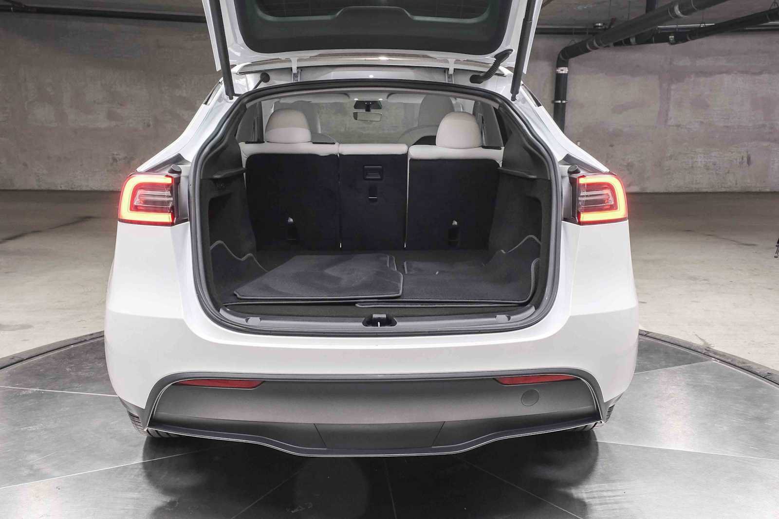 Used 2023 Tesla Model Y AWD image 30