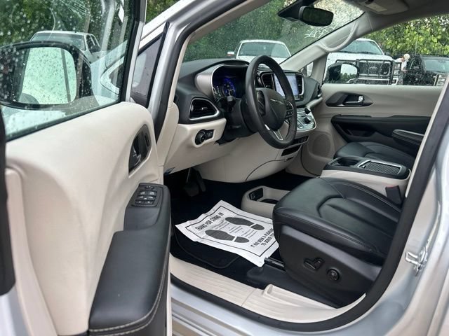 Used 2024 Chrysler Pacifica Touring-L FWD image 10