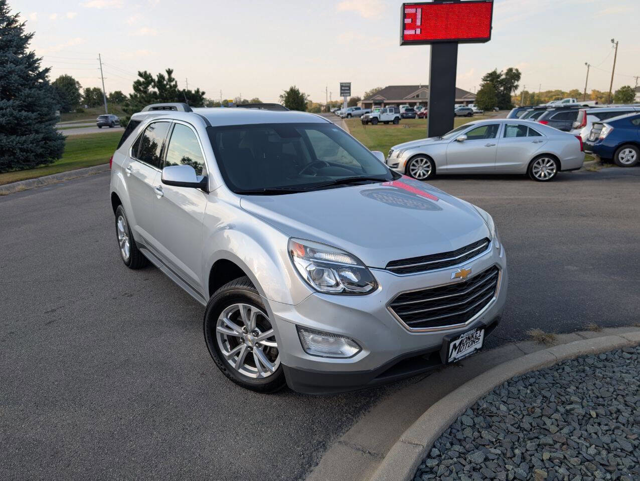Used 2017 Chevrolet Equinox LT w/ Convenience Package image 2