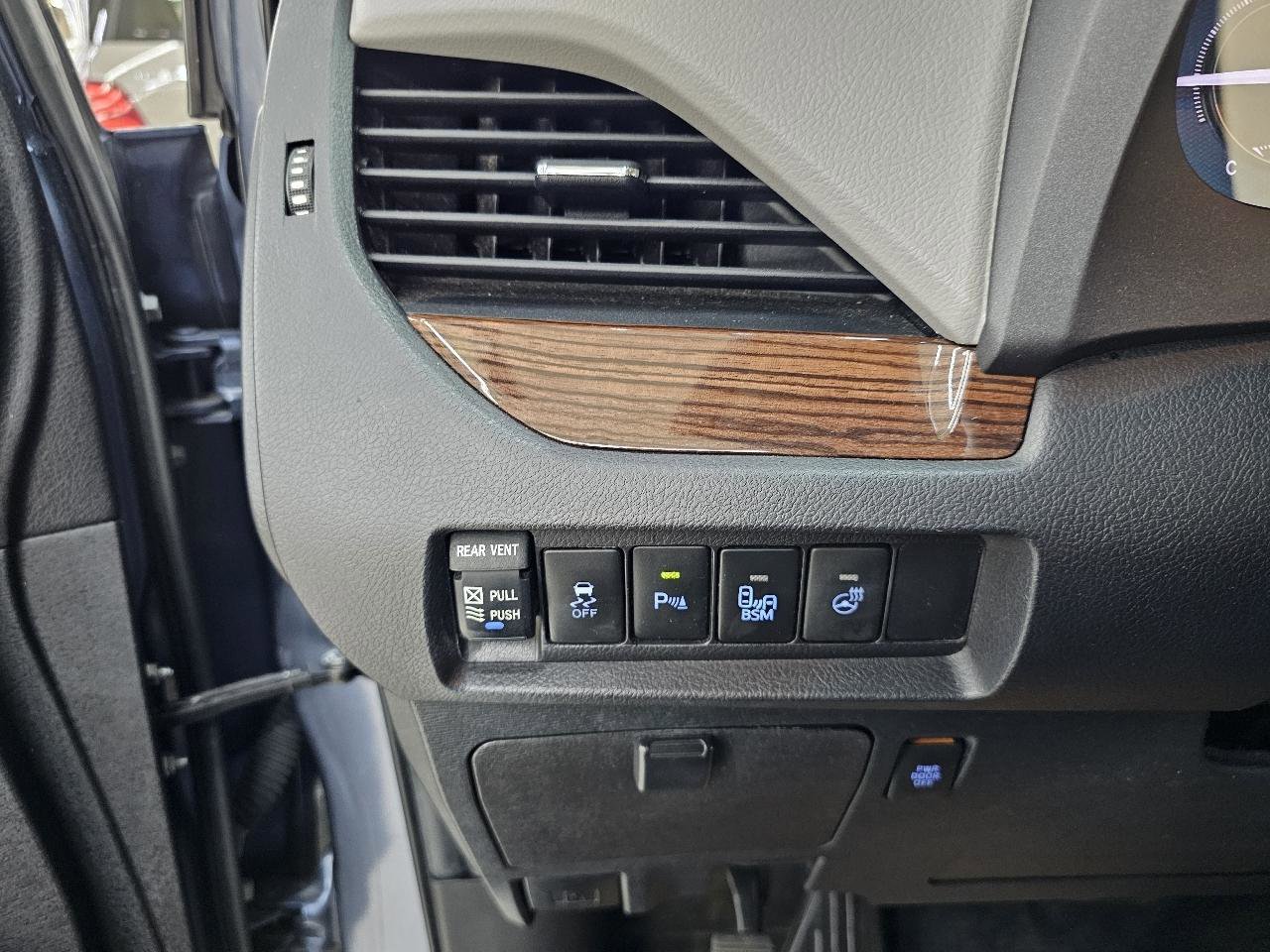 Used 2015 Toyota Sienna Limited FWD image 40