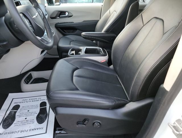Used 2024 Chrysler Pacifica Select image 3
