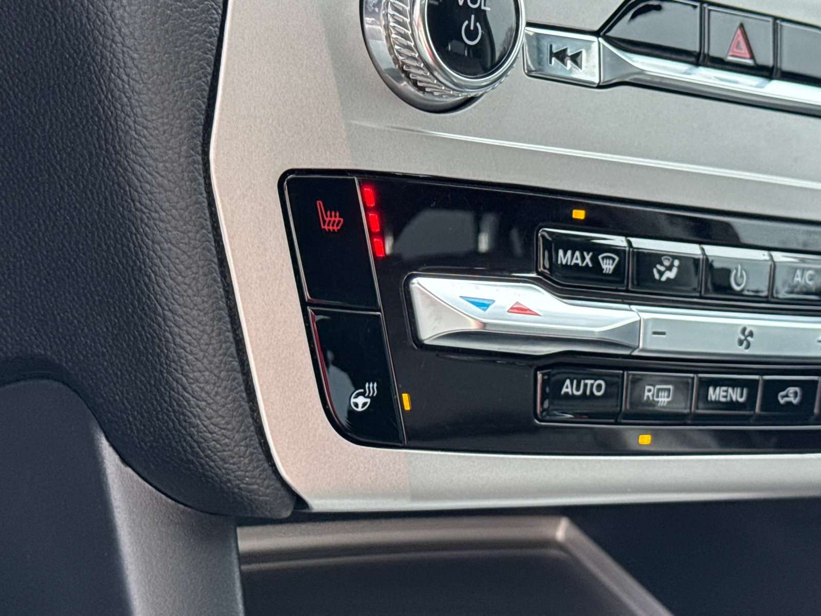 Used 2022 Ford Explorer XLT w/ Equipment Group 202A image 34