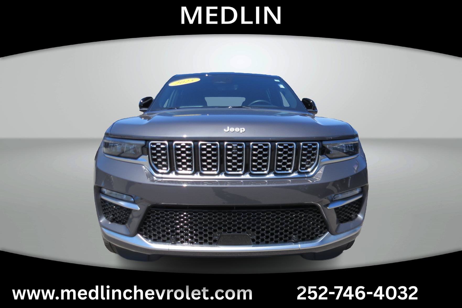 Used 2025 Jeep Grand Cherokee Summit AWD/4WD image 3