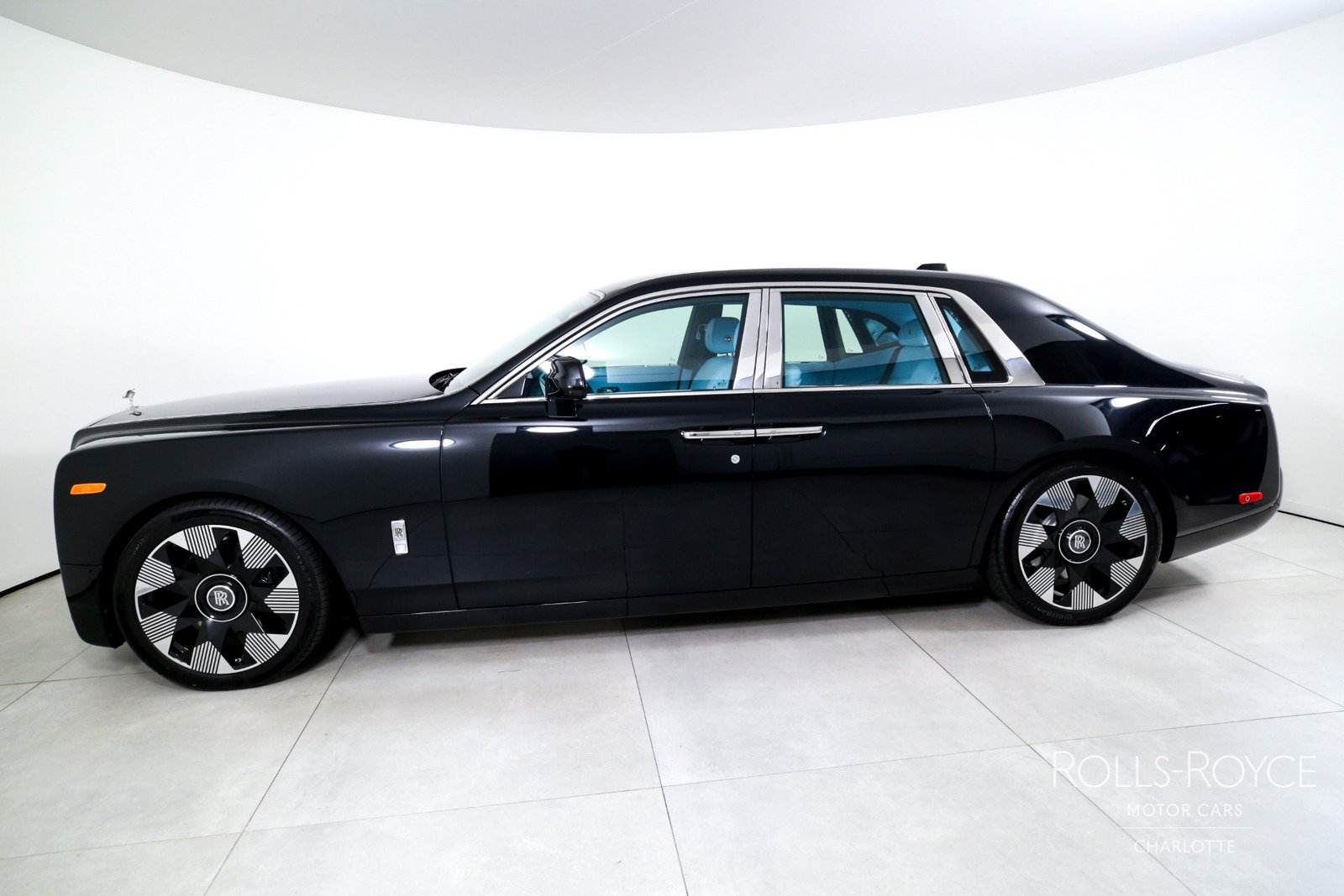 New 2027 Rolls-Royce Phantom Sedan RWD image 3