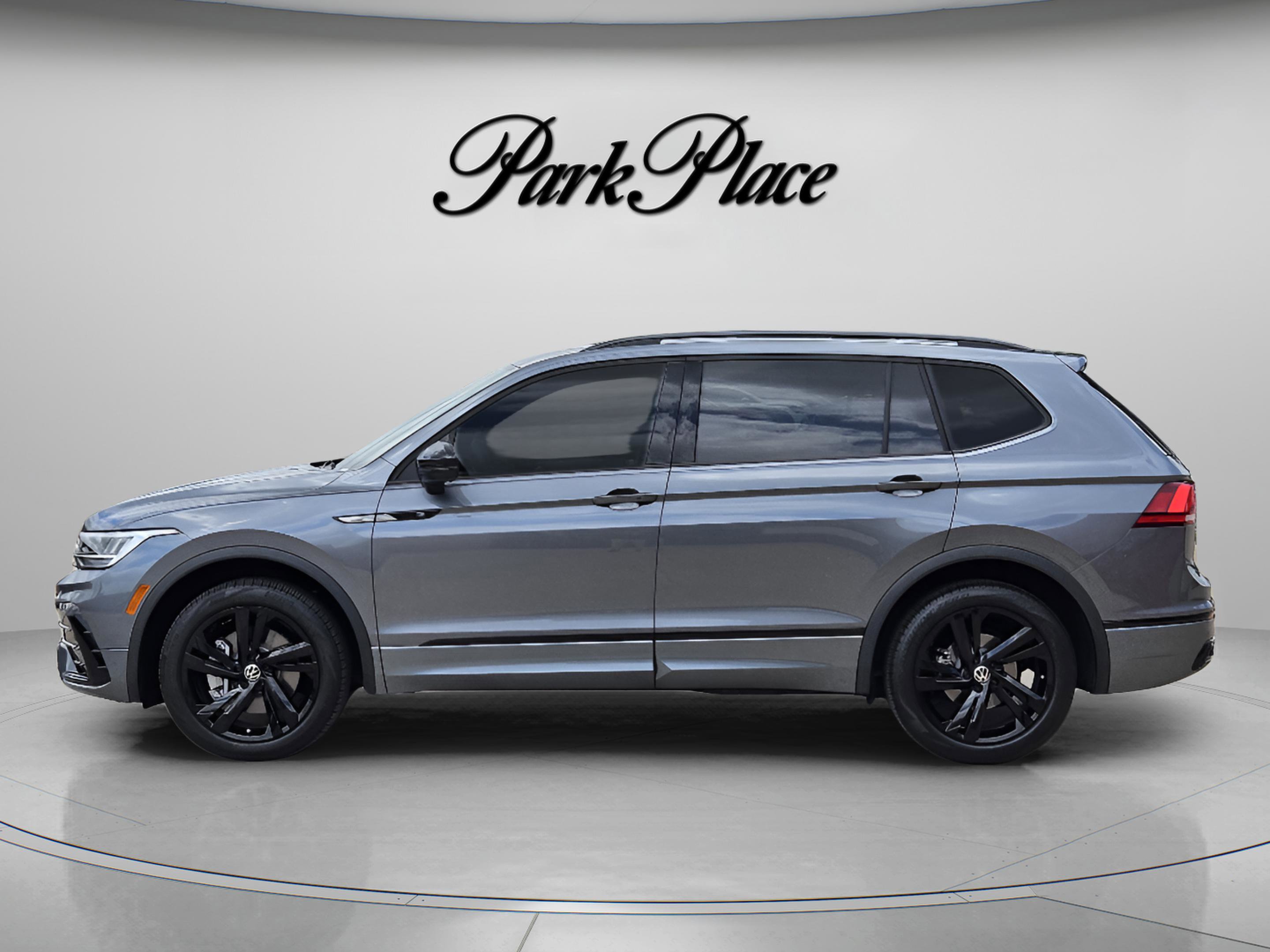 Used 2023 Volkswagen Tiguan SE R-Line FWD image 2
