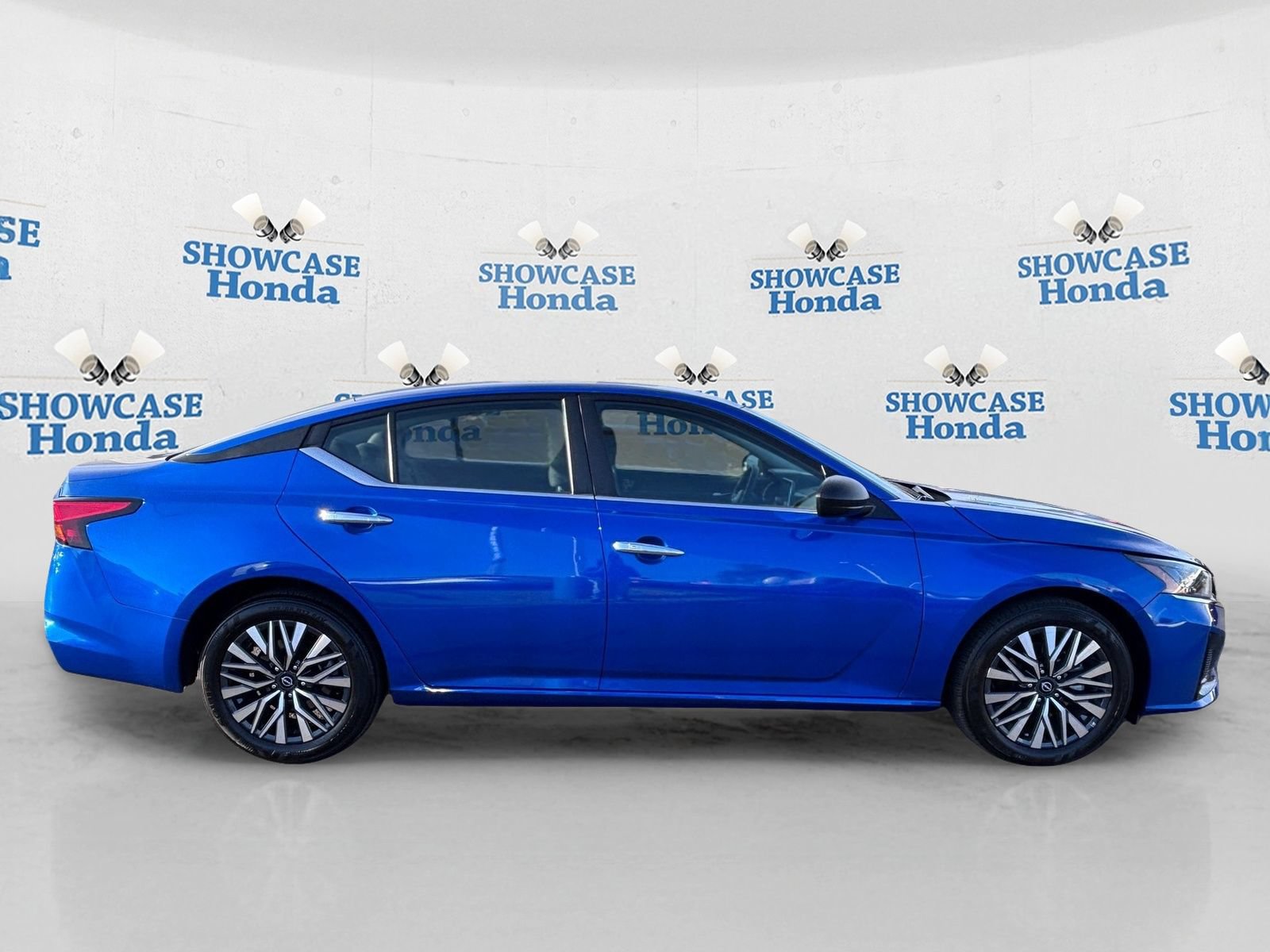 Used 2025 Nissan Altima 2.5 SV FWD image 9