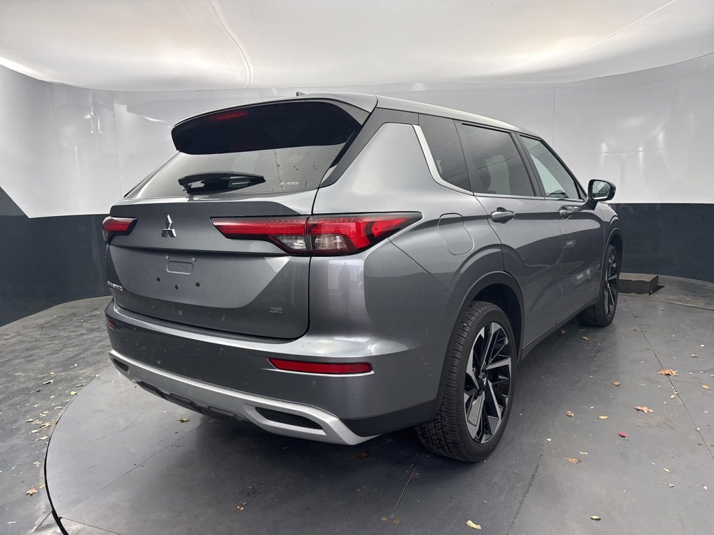 Used 2024 Mitsubishi Outlander SE image 3