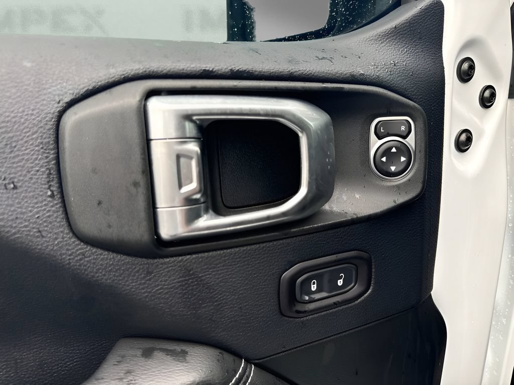 Used 2018 Jeep Wrangler Unlimited Sahara AWD/4WD image 15