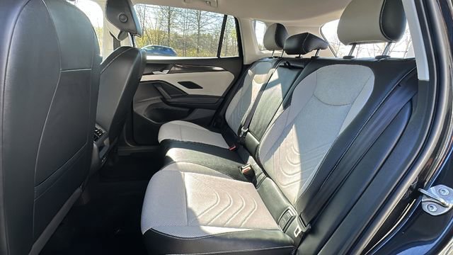 Used 2025 Volkswagen Tiguan SE AWD/4WD image 30