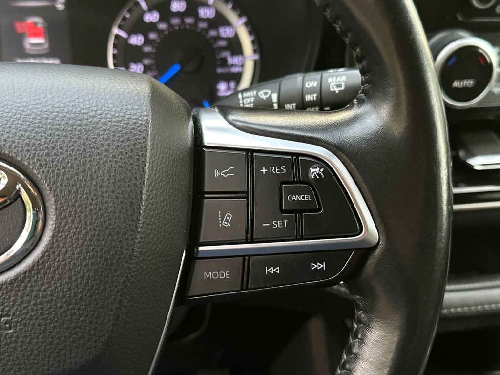 Used 2021 Toyota Highlander LE AWD/4WD image 23