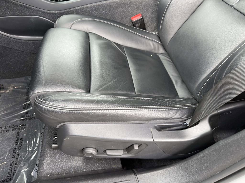 Used 2023 Volvo XC40 B5 Plus w/ Driver Assist Package AWD/4WD image 3