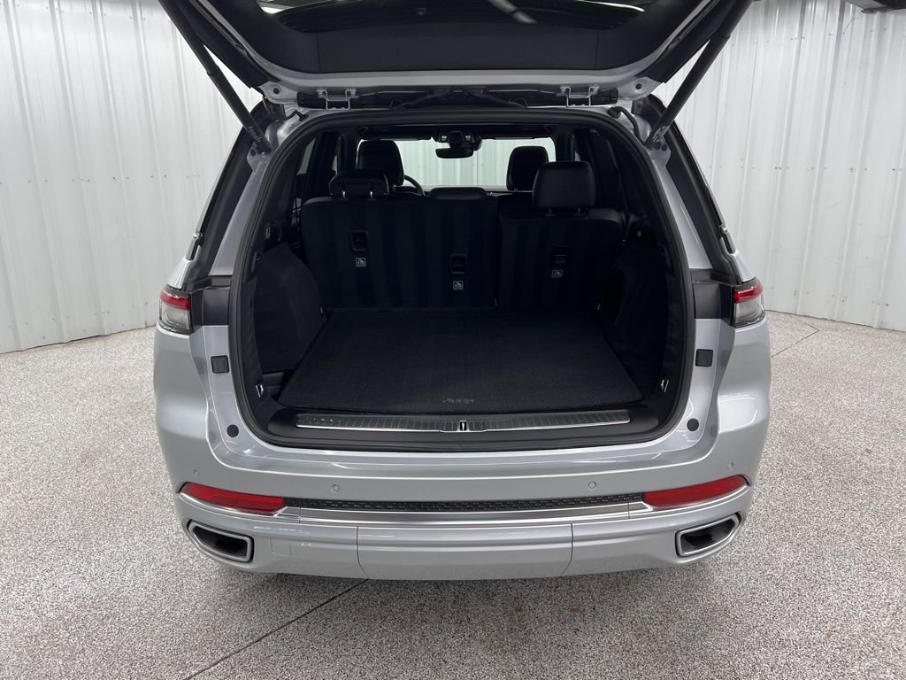 Used 2025 Jeep Grand Cherokee Summit w/ Luxury Tech Group V image 9