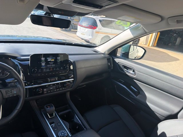 Used 2025 Nissan Pathfinder SL AWD/4WD image 18