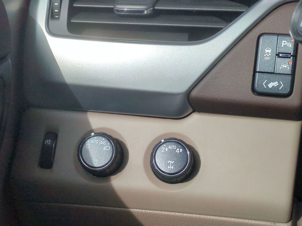 Used 2020 Chevrolet Suburban LT image 24