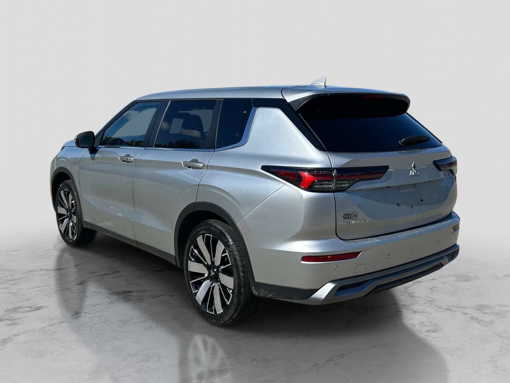 Used 2025 Mitsubishi Outlander SE AWD/4WD image 3