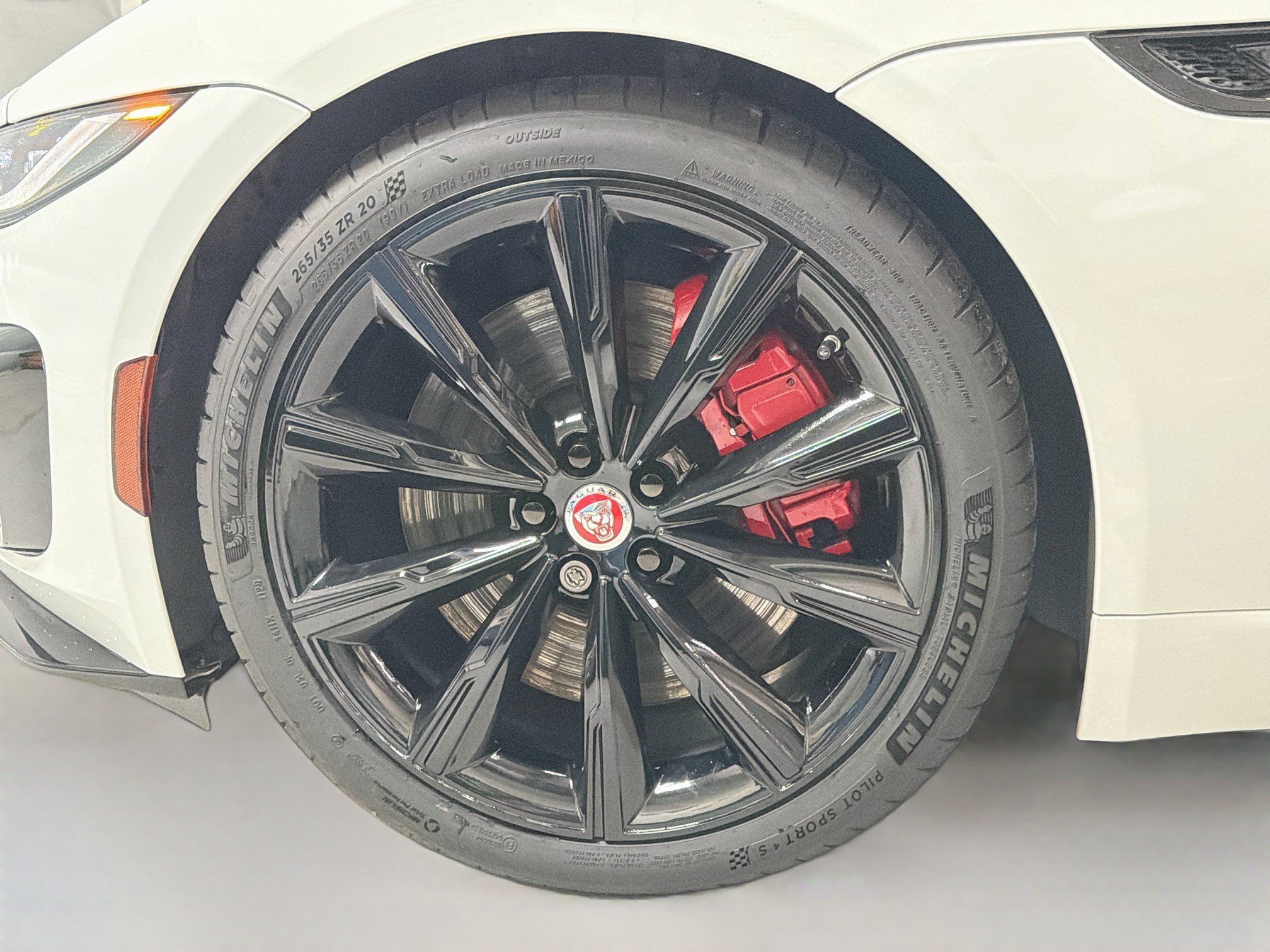 Used 2022 Jaguar F-TYPE R AWD/4WD image 38