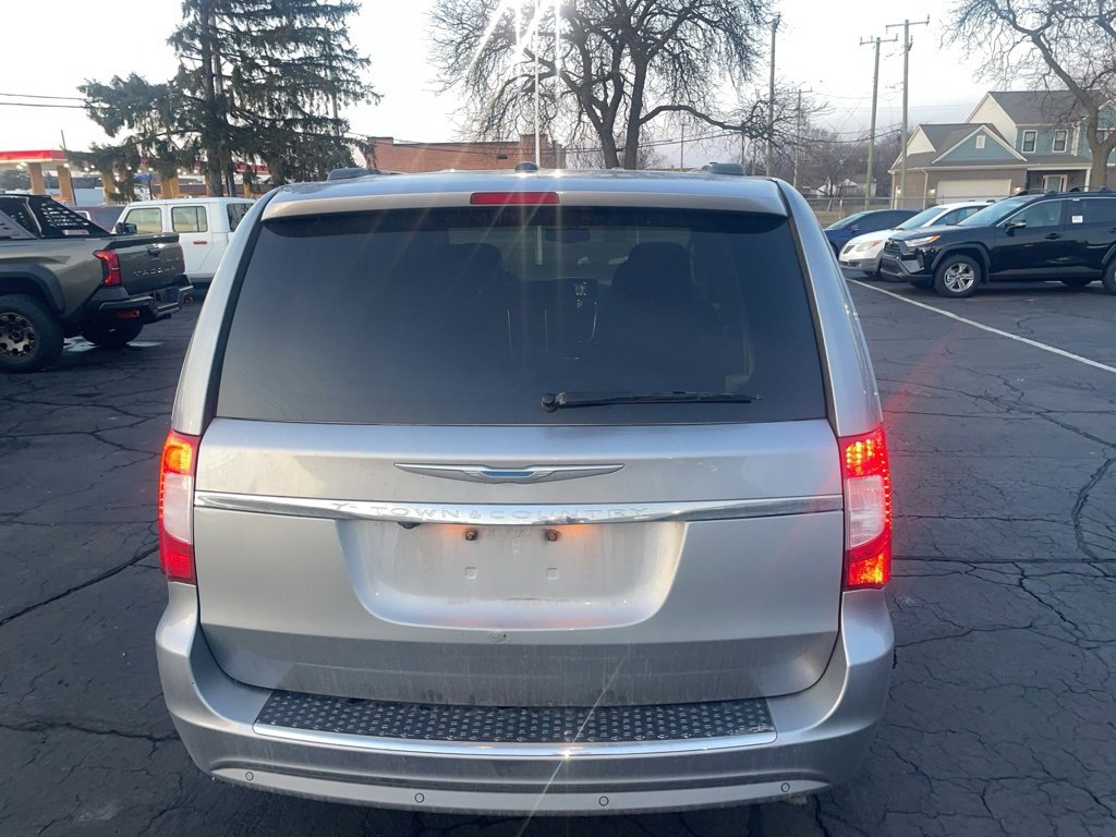 Used 2015 Chrysler Town & Country Touring-L w/ Driver Convenience Group image 6