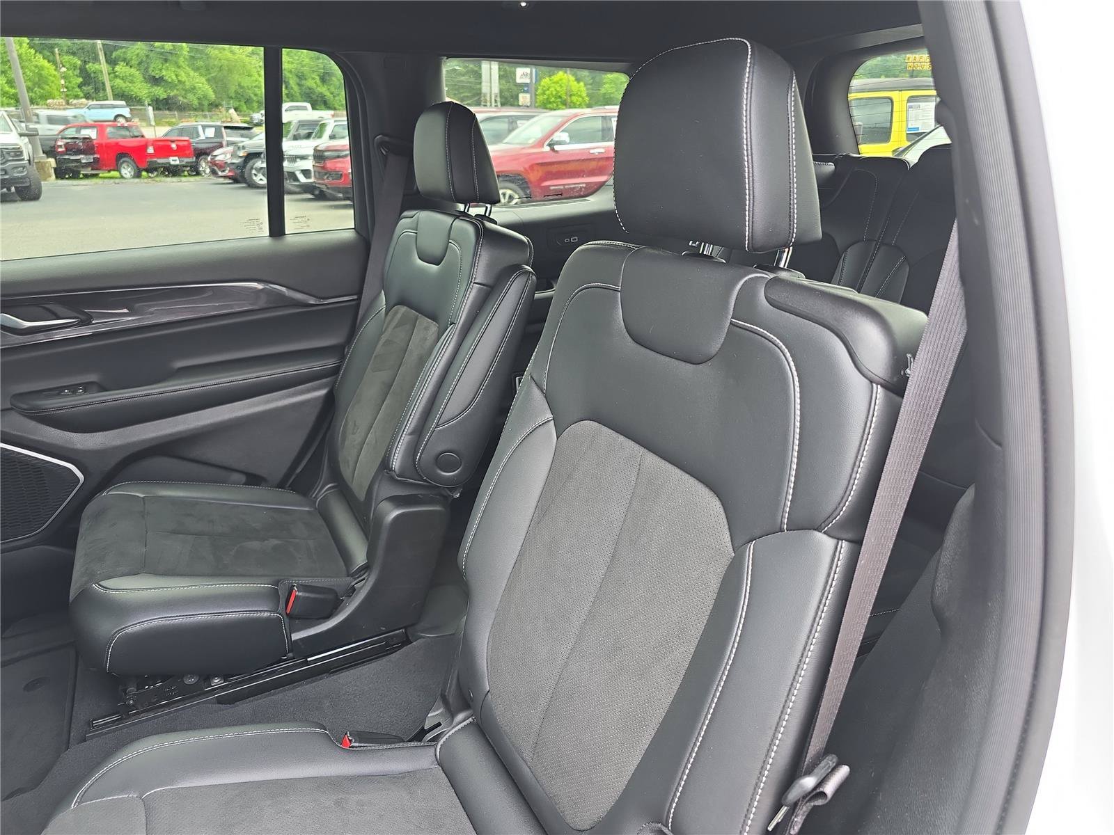 Used 2022 Jeep Grand Cherokee L Laredo AWD/4WD image 14