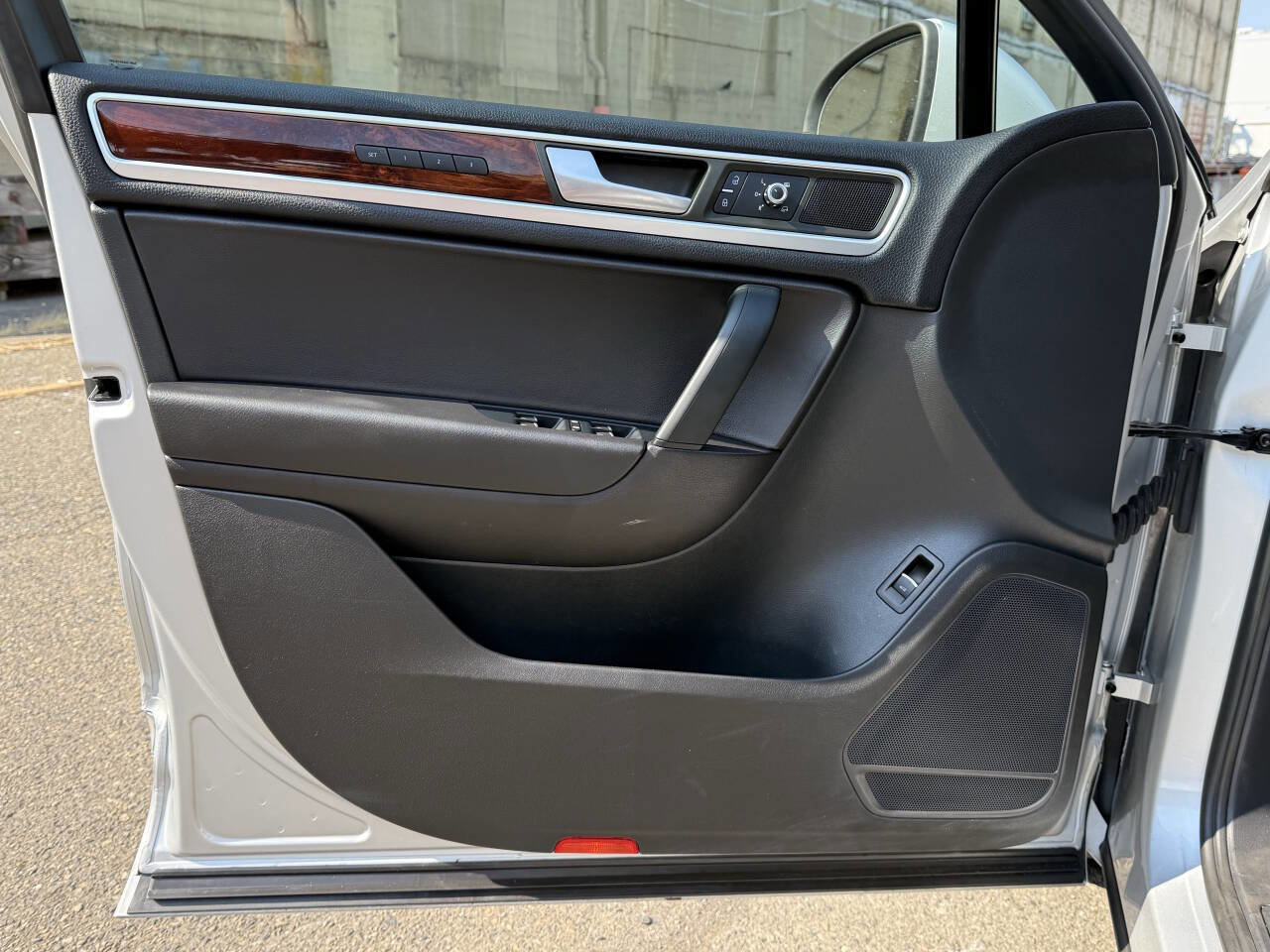 Used 2012 Volkswagen Touareg Sport image 43