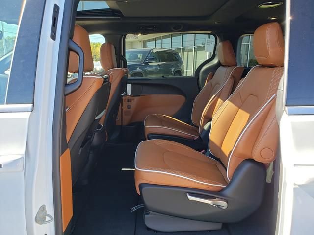 New 2026 Chrysler Pacifica Pinnacle image 8