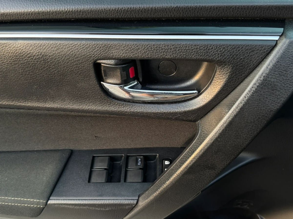 Used 2019 Toyota Corolla LE w/ Carpet Mat Package (TMS) FWD image 30