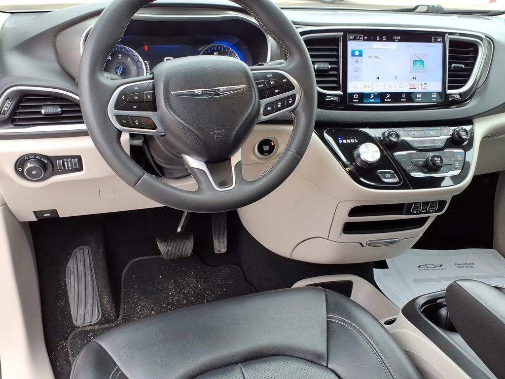Used 2024 Chrysler Pacifica Touring-L image 15