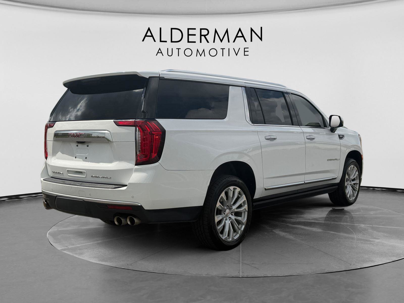 Used 2022 GMC Yukon XL Denali w/ Denali Premium Package RWD image 5