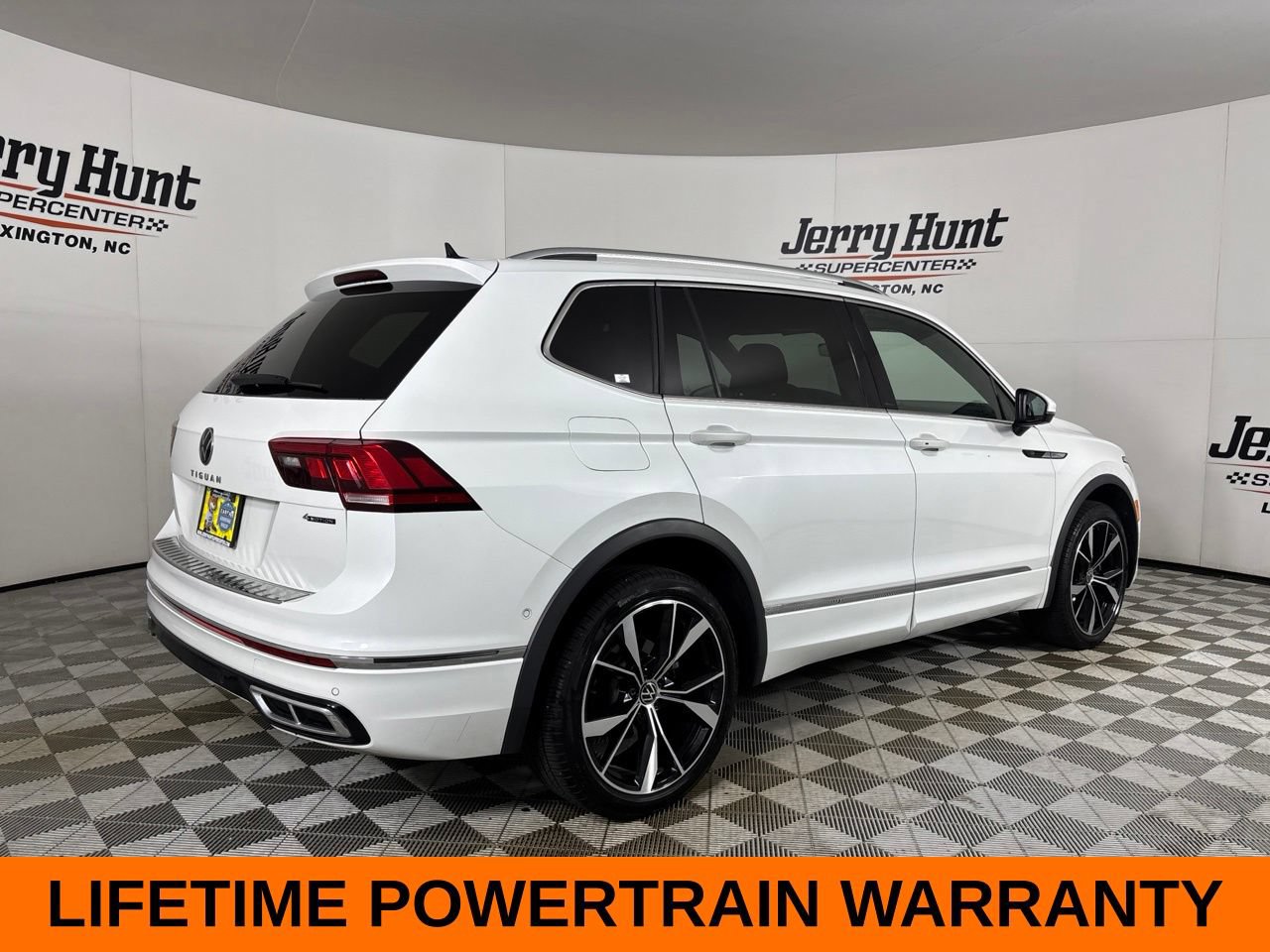 Used 2024 Volkswagen Tiguan SEL R-Line AWD/4WD image 5