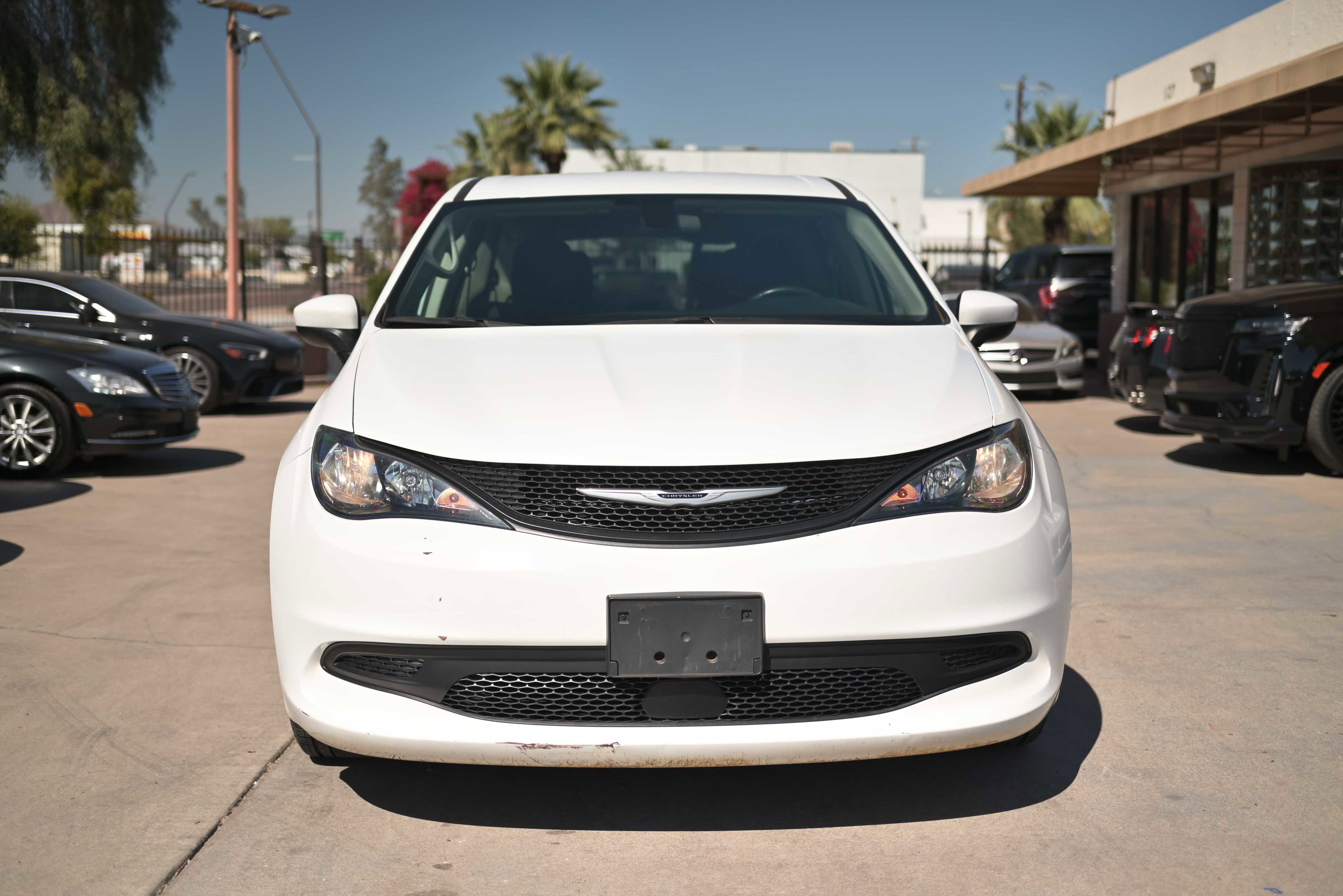 Used 2022 Chrysler Voyager LX image 2
