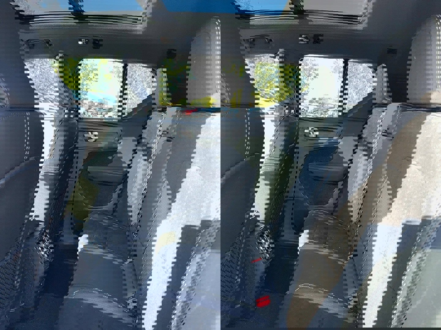 Used 2021 Volvo XC40 T5 R-Design w/ Protection Package Premier image 13