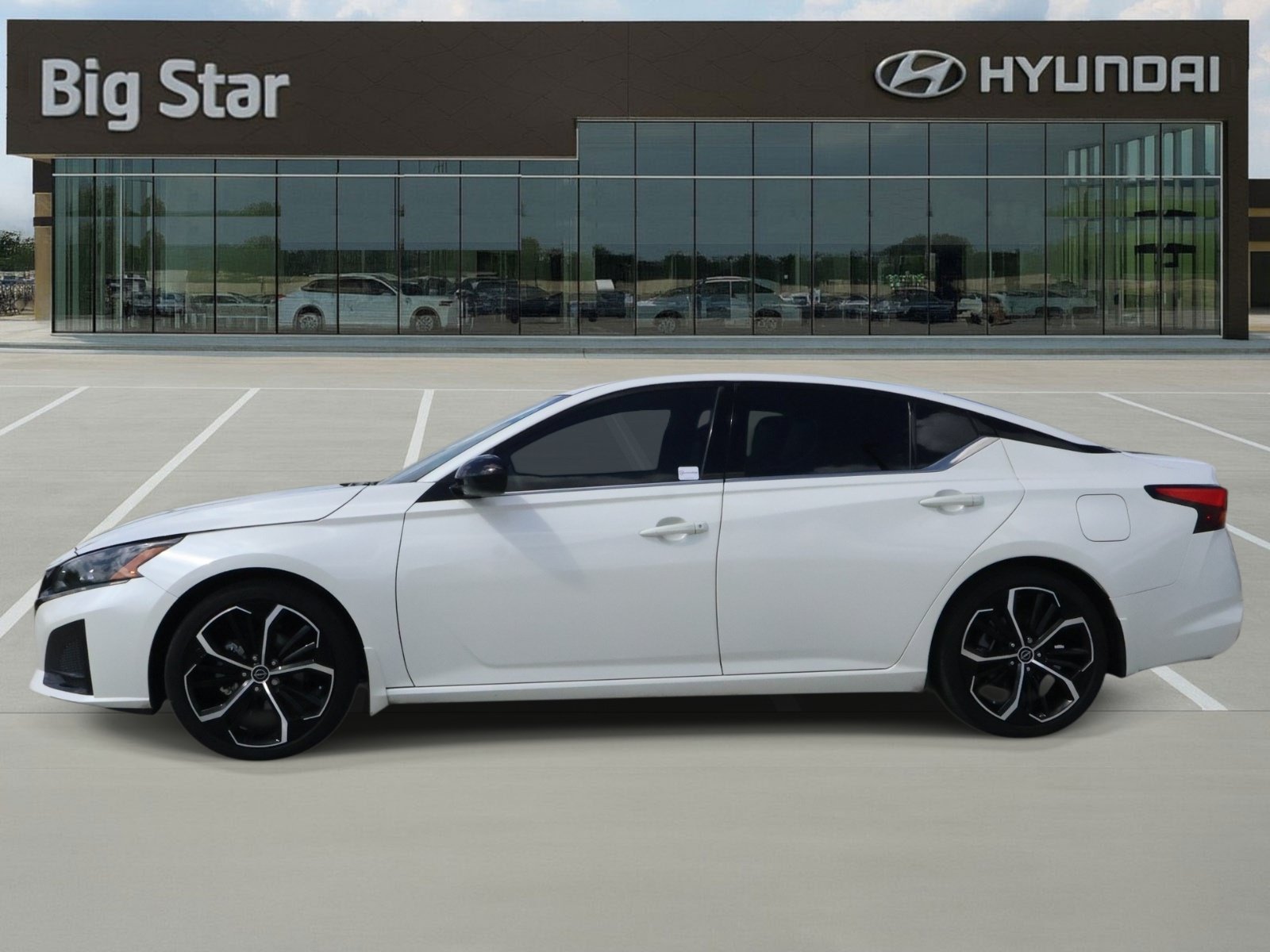 Used 2024 Nissan Altima 2.5 SR w/ SR Premium Package FWD image 2
