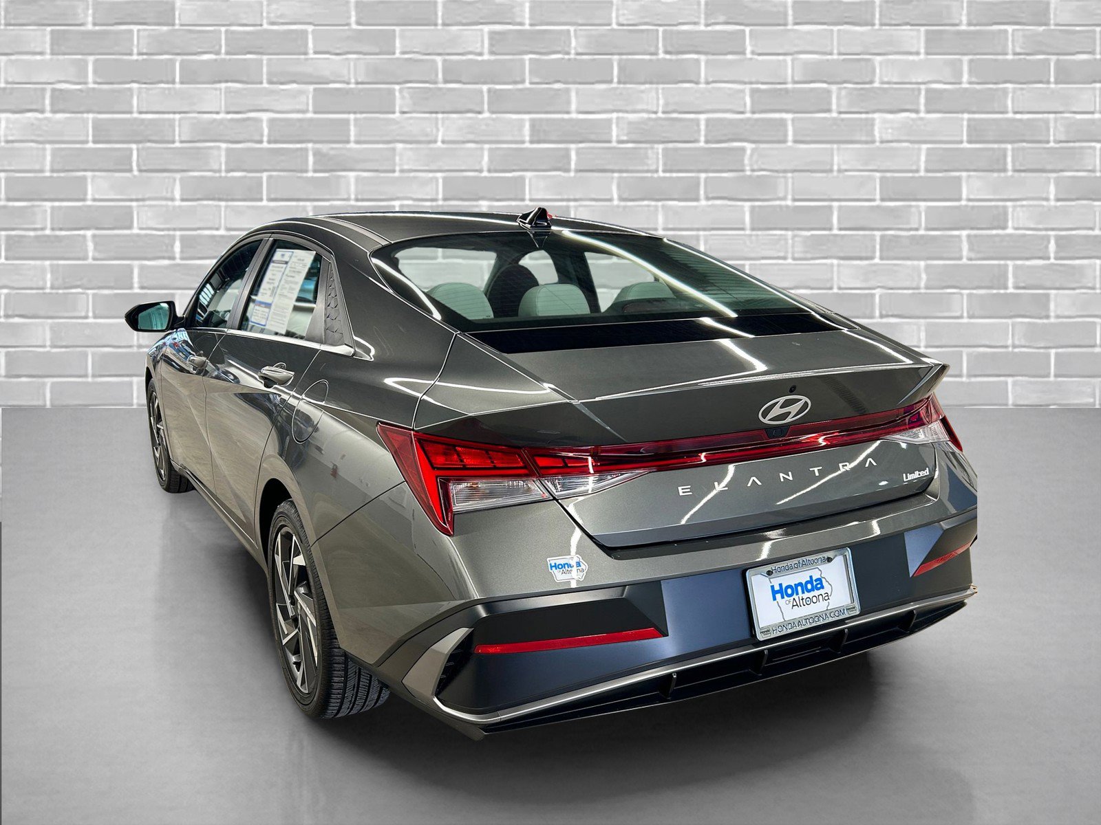 Used 2025 Hyundai Elantra Limited image 3