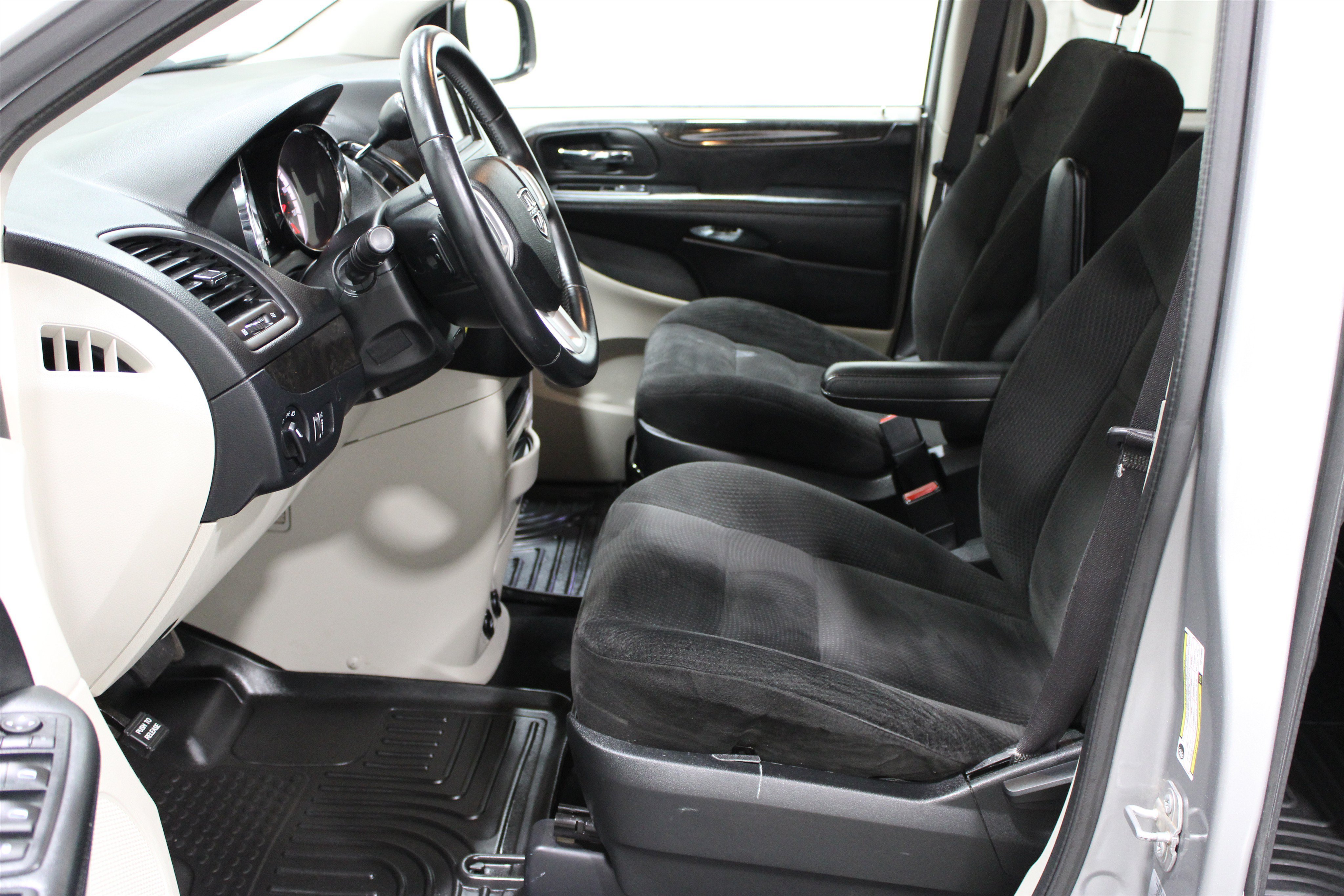 Used 2017 Dodge Grand Caravan SE w/ Power Window Group FWD image 3
