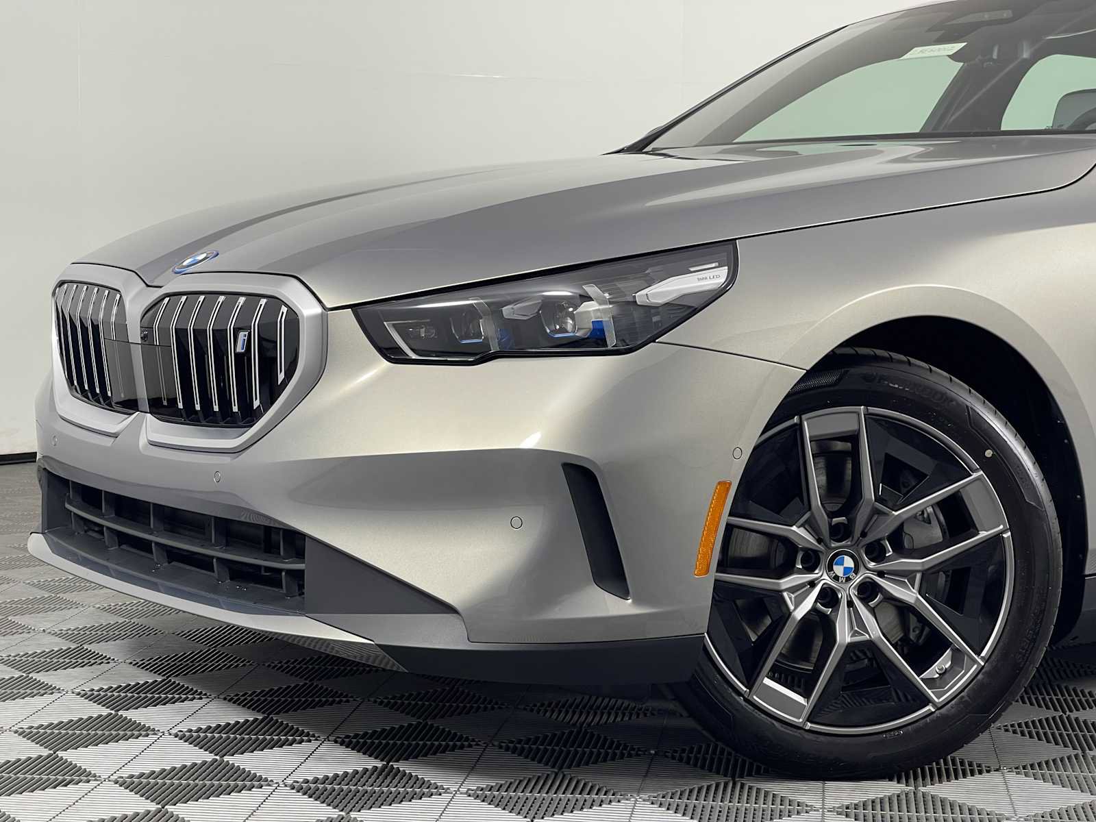 New 2026 BMW i5 eDrive40 image 2