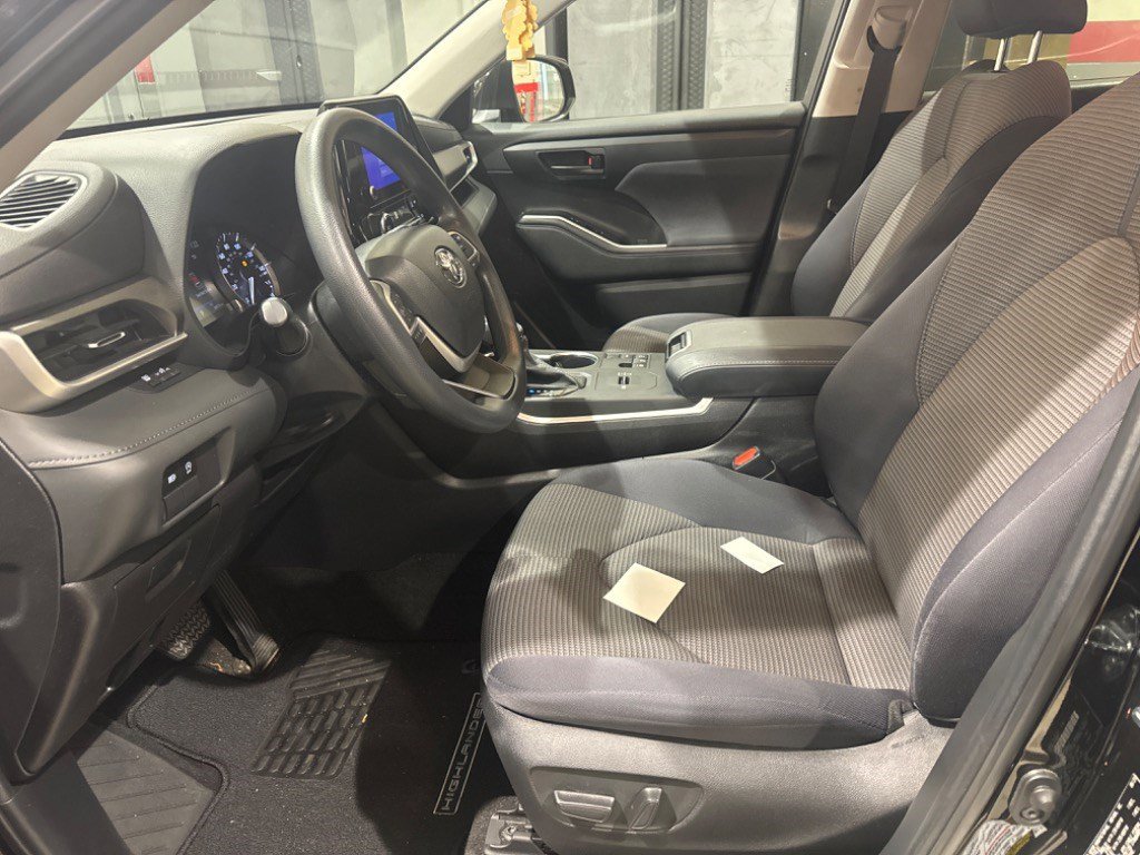 Used 2023 Toyota Highlander L FWD image 39