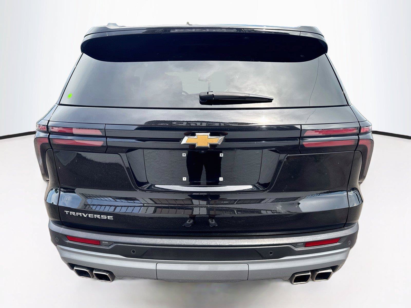 Used 2025 Chevrolet Traverse LT FWD image 4