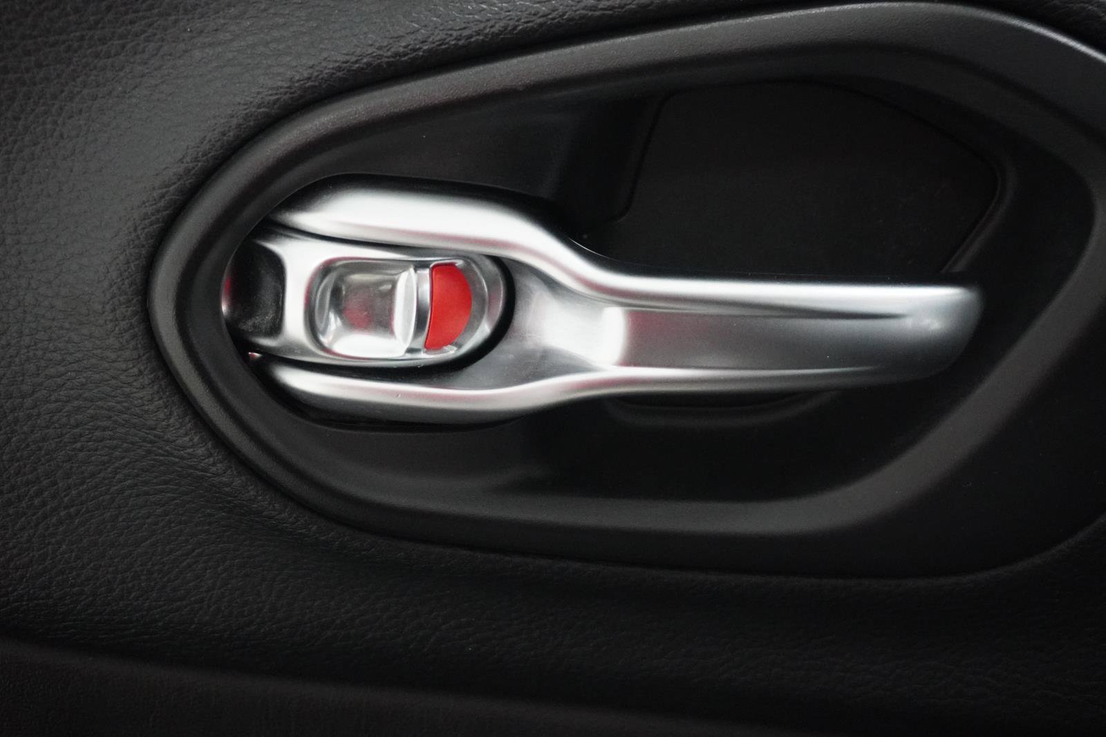 Used 2019 Jeep Cherokee Latitude w/ Popular Appearance Group image 14